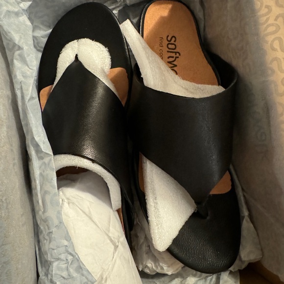 NIB- Softwalk Chandler Sandals - Picture 3 of 3